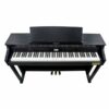 Piano numérique noir élégant avec trois pédales et touches blanches et noires, idéal pour musiciens et amateurs de musique.