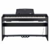 Piano numérique Casio noir avec trois pédales et 88 touches blanches et noires, idéal pour musiciens professionnels.