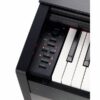 Clavier de piano numérique noir avec boutons de contrôle pour volume, métronome et effets sonores visibles sur le côté gauche.