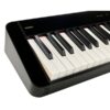 Clavier numérique Casio noir avec touches blanches et noires, vue en angle. Idéal pour les amateurs de musique et pianistes.