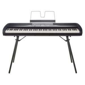 Piano numérique noir sur pied avec support de partition, idéal pour musique et apprentissage à domicile.