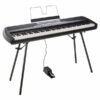 Piano numérique noir sur support, avec pédale et pupitre, idéal pour les musiciens.