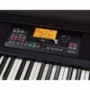 Clavier numérique Korg avec écran d'accueil affichant les paramètres de sonorité et barres de contrôle rétroéclairées.