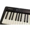Clavier numérique Roland avec touches noires et blanches, boutons de réglage visibles, optimisé pour la musique moderne.