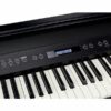 Clavier de piano numérique noir avec écran LED et boutons de contrôle sur le tableau de bord.