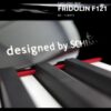 Gros plan sur un piano droit neuf Fridolin F121, conçu par Schimmel. On aperçoit le clavier et une inscription sur le piano.