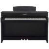 Piano numérique noir Yamaha, design moderne, touches blanches et pédales, idéal pour musique et décoration intérieure.