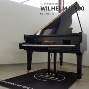 Un piano à queue noir Wilhelm WV180 dans une pièce, avec un tapis noir marqué "Au service de tous". Numéro de série 019.759.
