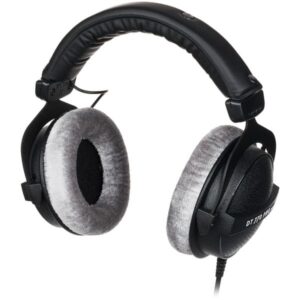 Casque audio Beyerdynamic DT 770 Pro, noir, coussinets gris, en vue rapprochée. Idéal pour studio et écoute prolongée.