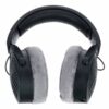 Casque audio circum-aural noir et gris avec oreillettes rembourrées. Ideal pour une écoute confortable et immersive.