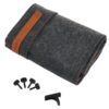 Tapis gris enroulé avec accessoires noirs, idéal pour la décoration intérieure et l'assemblage de meubles.