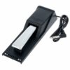 Pédale de sustain Casio SP-20 pour clavier avec câble connecté, design noir et argenté.