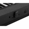 Ports de connexion d'un clavier numérique, incluant un port USB et une prise d'alimentation, avec un dongle inséré.
