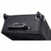 Valise à roulettes noire avec poignée robuste, idéale pour les voyages. Coffre en tissu durable et fermeture éclair renforcée.