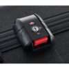 Serrure TSA noire pour valise avec bouton rouge et logo, assurant sécurité et accessibilité lors des voyages.