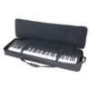 Étui clavier noir ouvert contenant un piano numérique portable à 88 touches, idéal pour musiciens en déplacement.