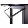 Barre repose-pieds noire sous bureau ergonomique, fixée par des supports métalliques robustes pour un confort optimal.