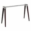 Structure de table pliante en métal avec quatre pieds en bois brun foncé pour un support stable et élégant.