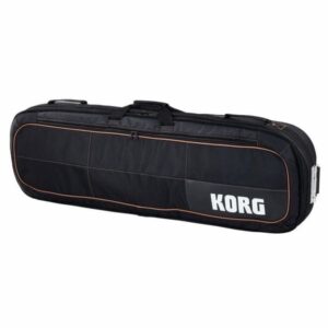 Étui noir Korg pour synthétiseur, transportable avec poignées, conçu pour protéger et ranger l'instrument.