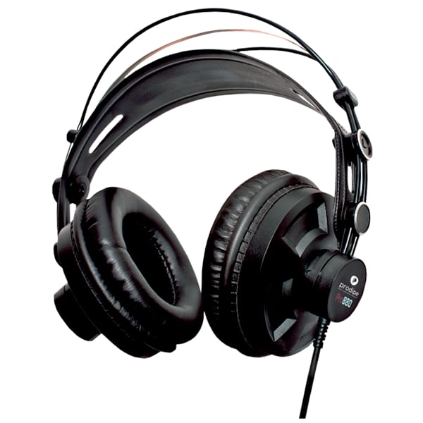 Casque noir sur fond blanc avec arceau réglable et câblé, idéal pour écoute audio de haute qualité.
