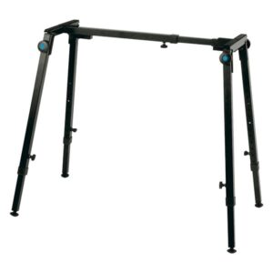 Support clavier noir réglable à quatre pieds, conçu pour les musiciens, idéal pour performances et enregistrements.