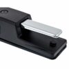 Pédale de sustain noire pour clavier numérique, finition chromée, vue en gros plan, instrument de musique électronique.