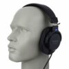 Mannequin portant un casque audio Roland noir, modèle RH-200, vue latérale gauche.