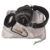 Casque audio Roland noir avec câble et adaptateur sur une pochette grise. Accessoire audio haute qualité pour professionnels.