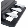 Pédalier triple pour piano Roland, en métal et plastique noir, vue rapprochée des pédales brillantes.