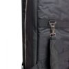 Sac noir avec fermeture éclair robuste et bandoulière attachée par un mousqueton métallique.