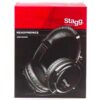 Boîte d'écouteurs noirs Stagg SHP-5000H sur fond rouge, présentant un design confortable et moderne.