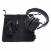 Casque audio noir plié sur pochette noire avec câble détachable et connecteur jack doré, idéal pour studio ou musique.