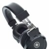 Casque audio noir avec logo blanc, design ergonomique et coussinets rembourrés pour un confort optimal et une qualité sonore pure.