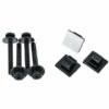 Trois vis noires avec écrous et trois attaches autocollantes sur fond blanc, accessoires pour montage et fixation sécurisé.