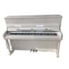 Piano droit blanc avec trois pédales, style moderne et épuré, idéal pour les musiciens, dans un cadre lumineux.