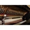 Intérieur d'un piano droit, montrant les marteaux et cordes, capturant des détails mécaniques et métalliques en gros plan.