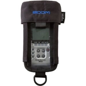Enregistreur audio portable Zoom H4n dans un étui protecteur noir, idéal pour capturer un son de haute qualité en déplacement.