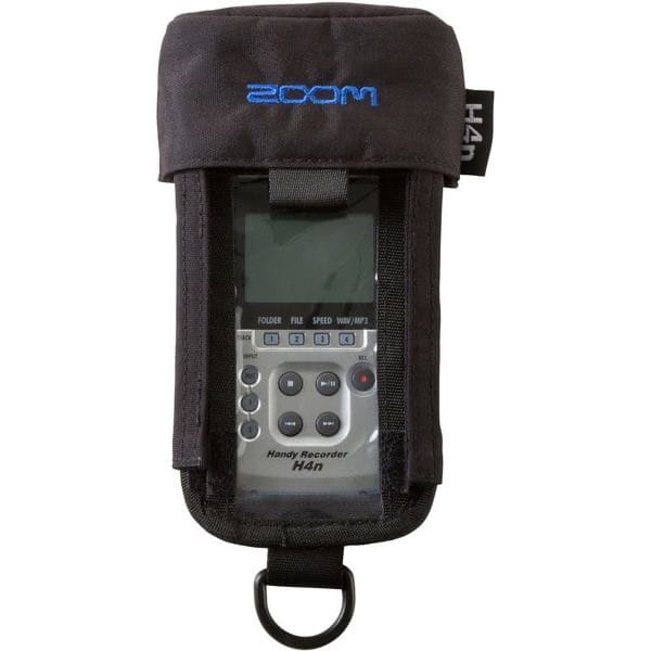 Enregistreur audio portable Zoom H4n dans un étui protecteur noir, idéal pour capturer un son de haute qualité en déplacement.