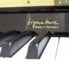 Clavier de piano noir avec inscription Signature Made in Germany, accentuant fabrication haut de gamme.