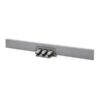 Barre de gestion de câbles en aluminium avec trois connecteurs USB intégrés, sur fond blanc.