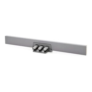 Barre de gestion de câbles en aluminium avec trois connecteurs USB intégrés, sur fond blanc.