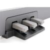 Pédalier de piano numérique à trois pédales en plastique gris, détail de la configuration et du design moderne.