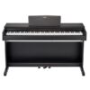 Piano numérique noir moderne sur pied avec 88 touches et trois pédales pour jouer une musique expressive à la maison.