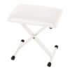 Tabouret pliant blanc avec assise rembourrée et pieds croisés noirs, idéal pour la musique ou les activités d'intérieur.