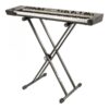 Clavier musical numérique sur support en X noir, idéal pour performances et pratique à domicile.