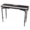 Piano numérique noir sur pieds réglables, clavier 88 touches, idéal pour la musique moderne et les concerts en direct.