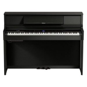 Piano numérique noir Roland avec touches blanches et noires, doté de trois pédales intégrées, idéal pour musiciens.