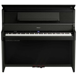Piano numérique Roland noir de style classique avec trois pédales et multiples boutons de contrôle au-dessus du clavier.