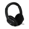 Casque audio noir avec oreillettes rembourrées, filaire, posé sur fond blanc. Conception confortable pour une écoute prolongée.