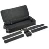 Valise noire ouverte avec intérieur matelassé et accessoires de protection pour transport sécurisé. Compacte et modulable.